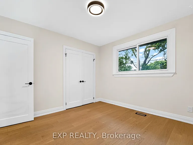 39 Treadgold Cres — Photo 11