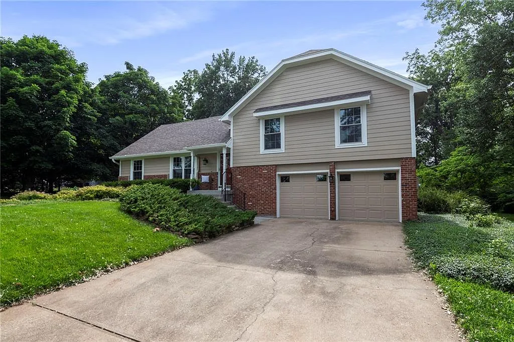 4 bed, 2393 sqft, $2,990 — Photo 2