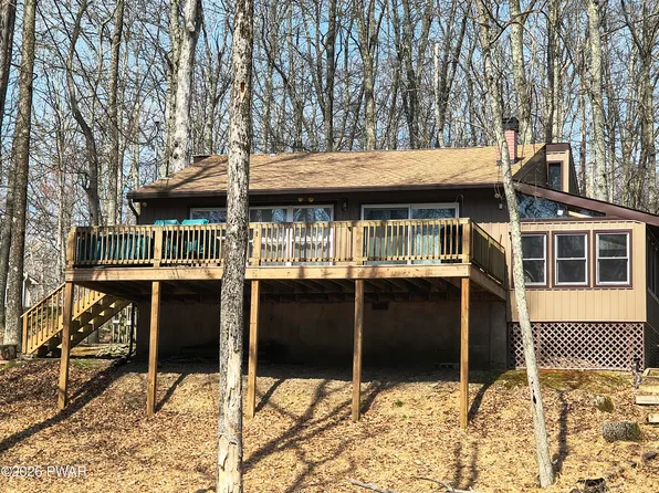 127 Buckhorn Dr, Hawley, PA 18428