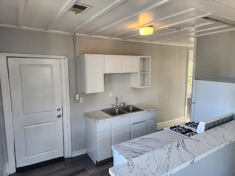 719 Fairview Ave NE — Photo 3
