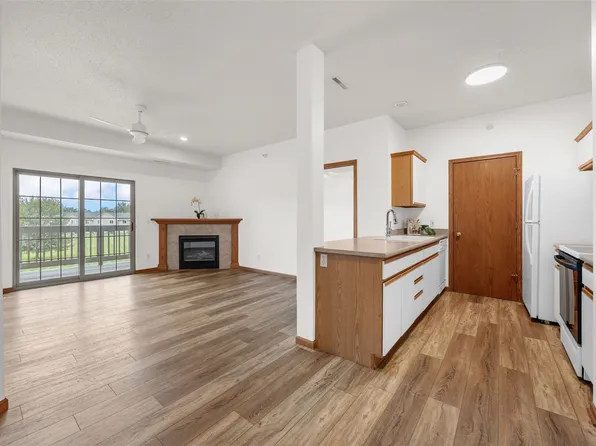 250 Cimarron Dr Unit 213, Hiawatha, IA 52233