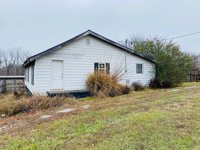 2nd image of 833/851 Crowley Ln
