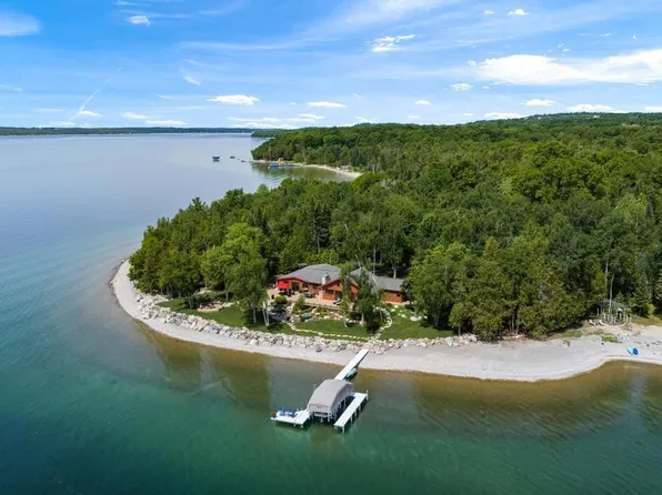 5520 Horton Creek Dr, Charlevoix, MI 49720
