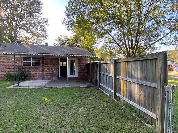 3rd image of 161 Iris St