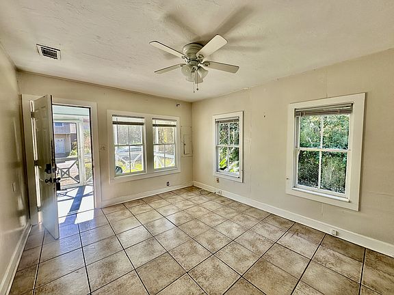 3rd image of 806 W Georgia St