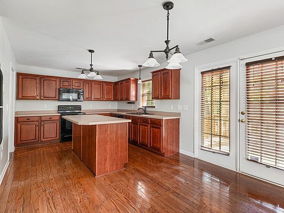 4th image of 409 Arbor Oaks Dr