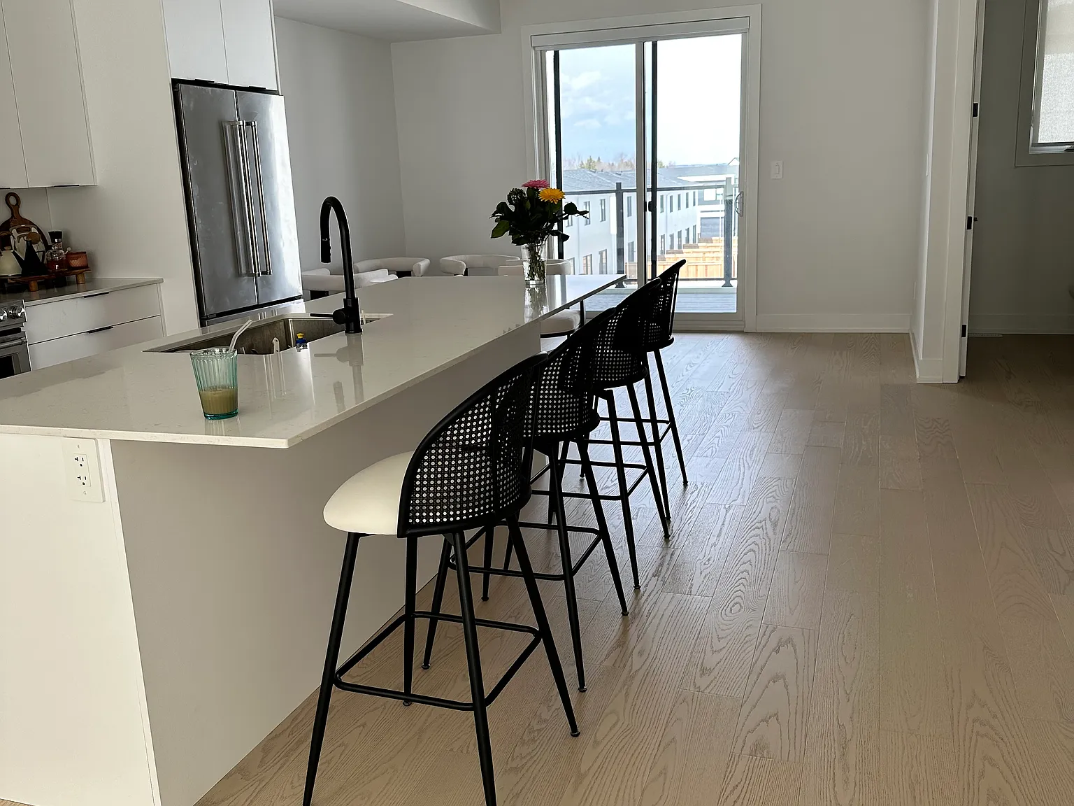 4 bed, 2300 sqft, $3,200 — Photo 2