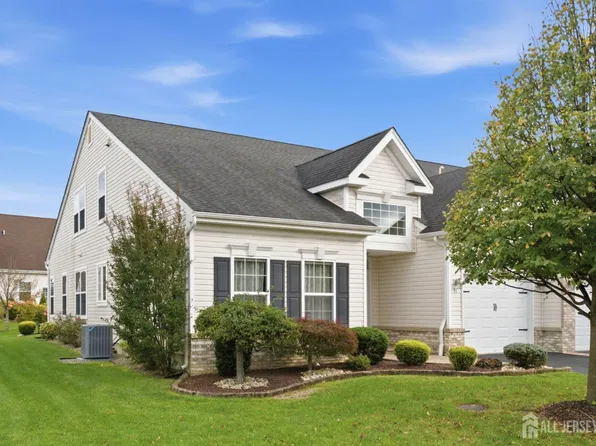 51 Gryphon Dr, Monroe Township, NJ 08831
