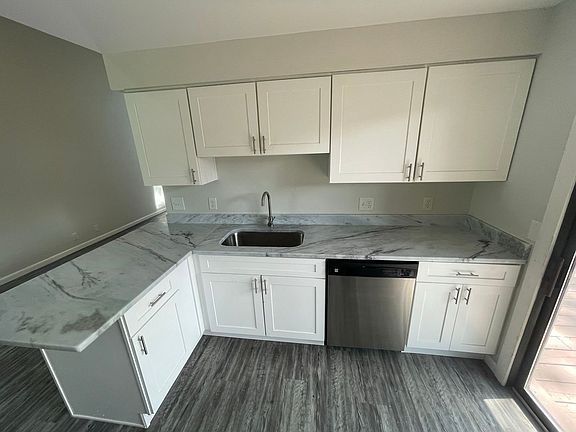 5th image of 221 Loring Ct