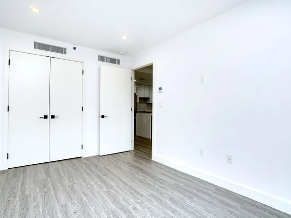 46-40 Vernon Boulevard image 9 of 14