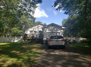 122 Elm St, Calverton, NY 11933