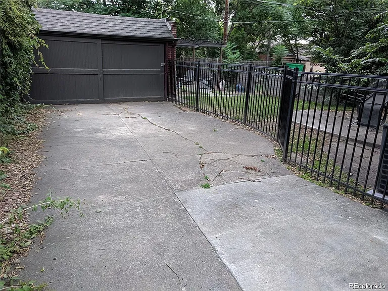 1425 Dexter St — Photo 2