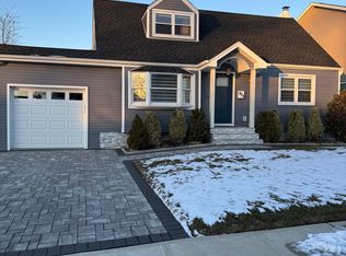 822 Marion St, Franklin Square, NY 11010