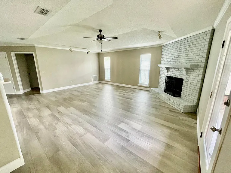 10439 Inverness Dr — Photo 6