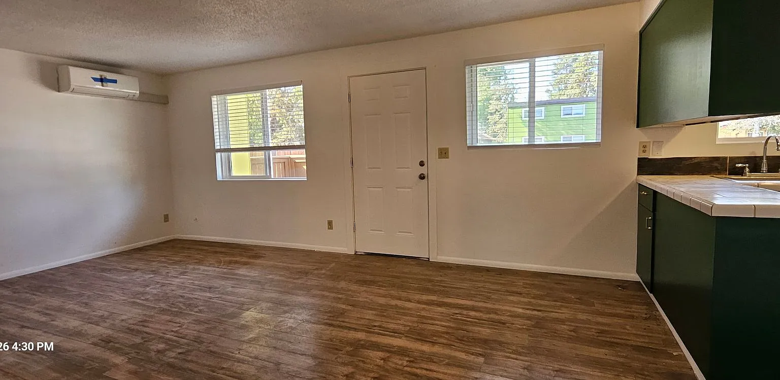 spacious 2 bedroom 1 bath with patio area — Photo 3