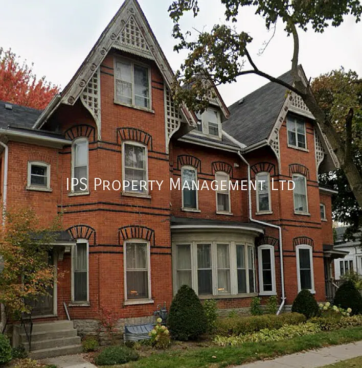 114 Bridge St E