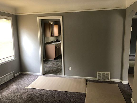 5th image of 8413 Rosemont Ave