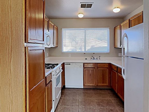 3rd image of 16109 W Lincoln St