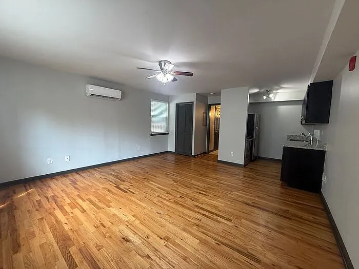 Studio, 1.0 bath, 450 sqft, $895 — Photo 4