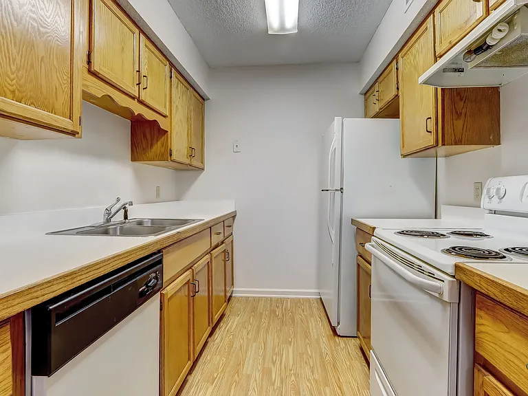 702 Meadowbrook Dr — Photo 5