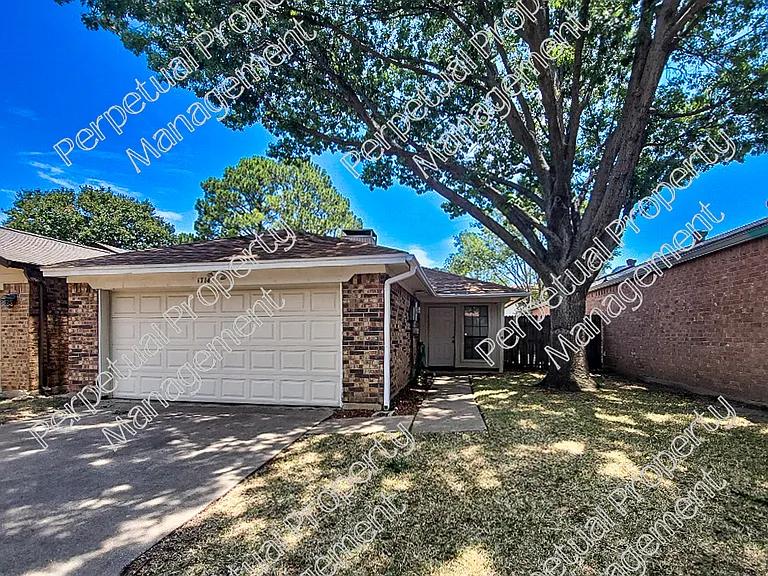 1714 Magnolia Ln — Photo 2