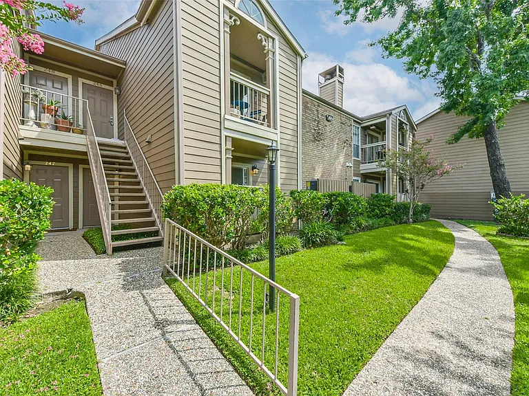 1860 White Oak Dr #245 — Photo 1