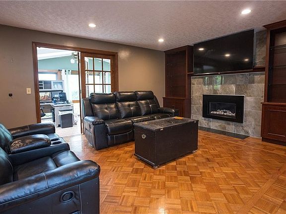 4th image of 24 Carriage Way