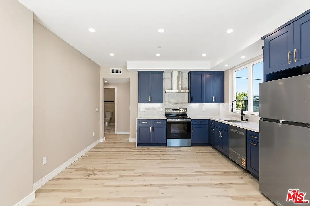 3 bed, 3.0 bath, 1200 sqft, $3,200 — Photo 3