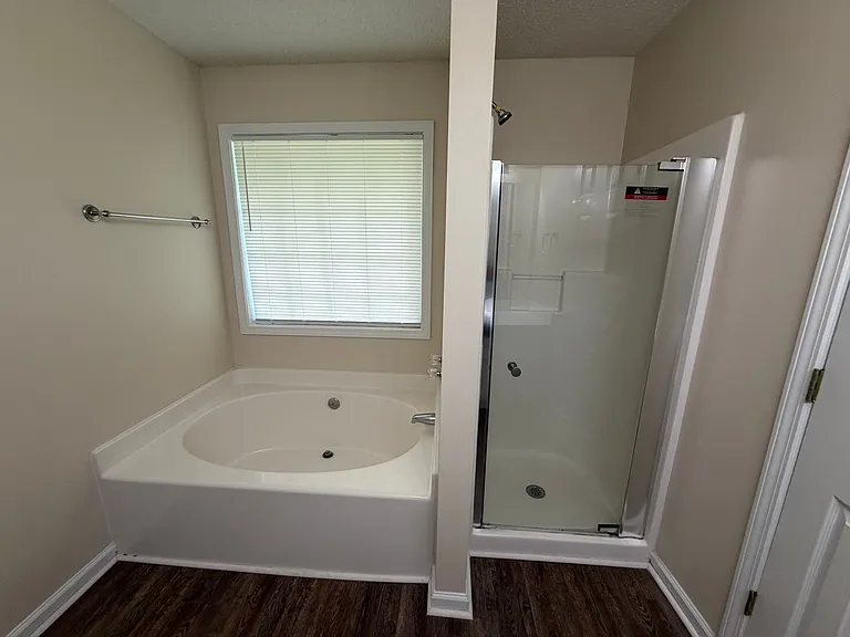 211 Ravenwood Ct — Photo 17