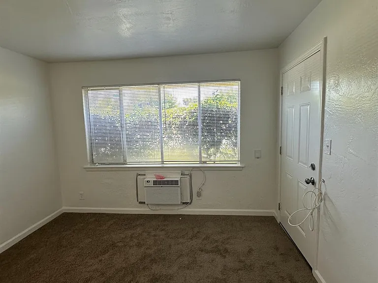 2404 N Angus St — Photo 6