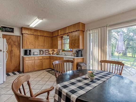5th image of 211 Manor Dr