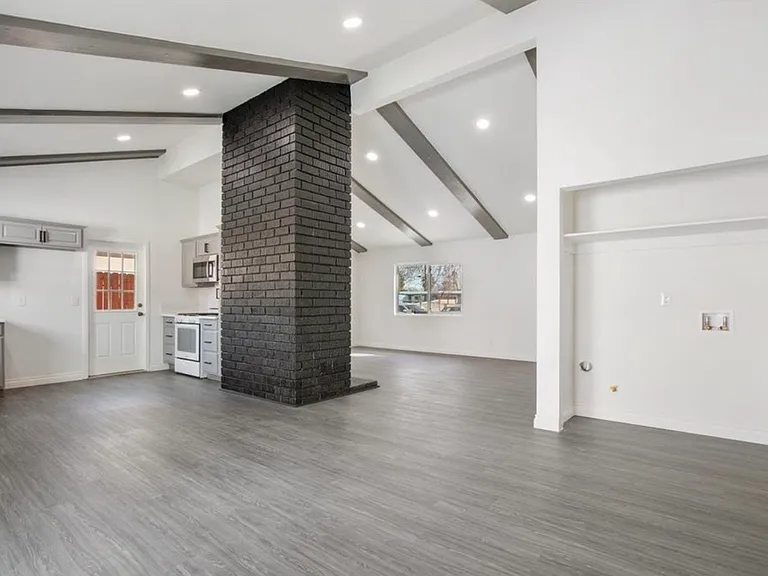 1121 W Holguin St — Photo 12