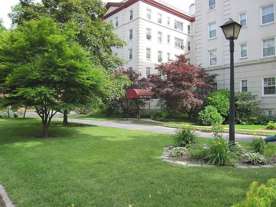 1st image of 4 Park Ln #1G