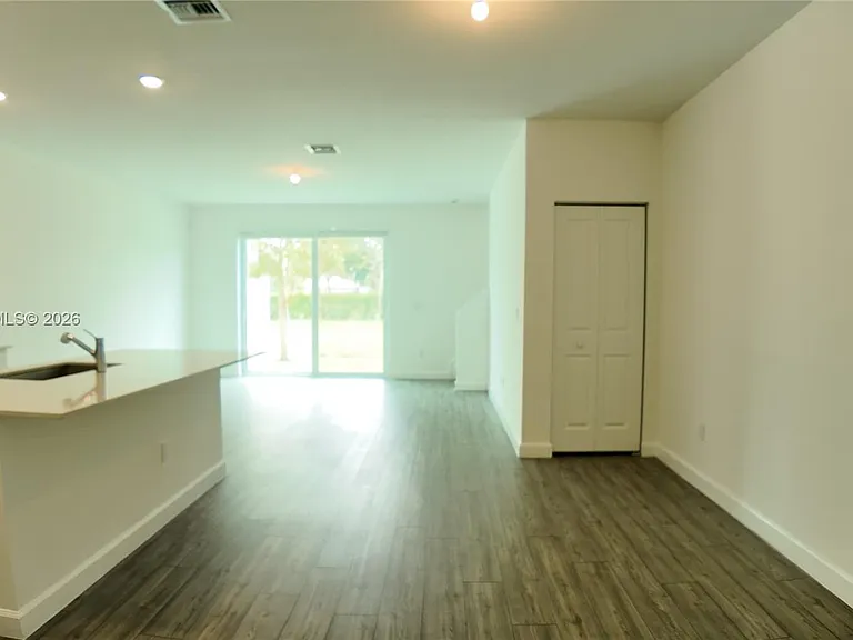 4612 Hollister Ave — Photo 7