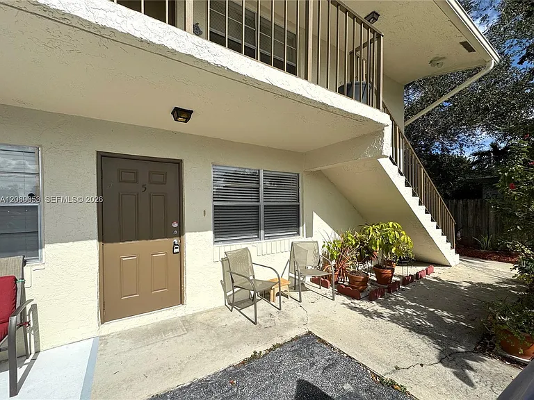 215 NW 25th St #5 — Photo 2