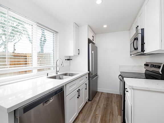 2nd image of 2518 White Oak Pl Unit B