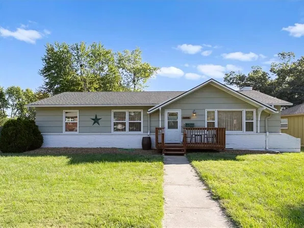 1606 NE 68th Pl, Gladstone, MO 64118