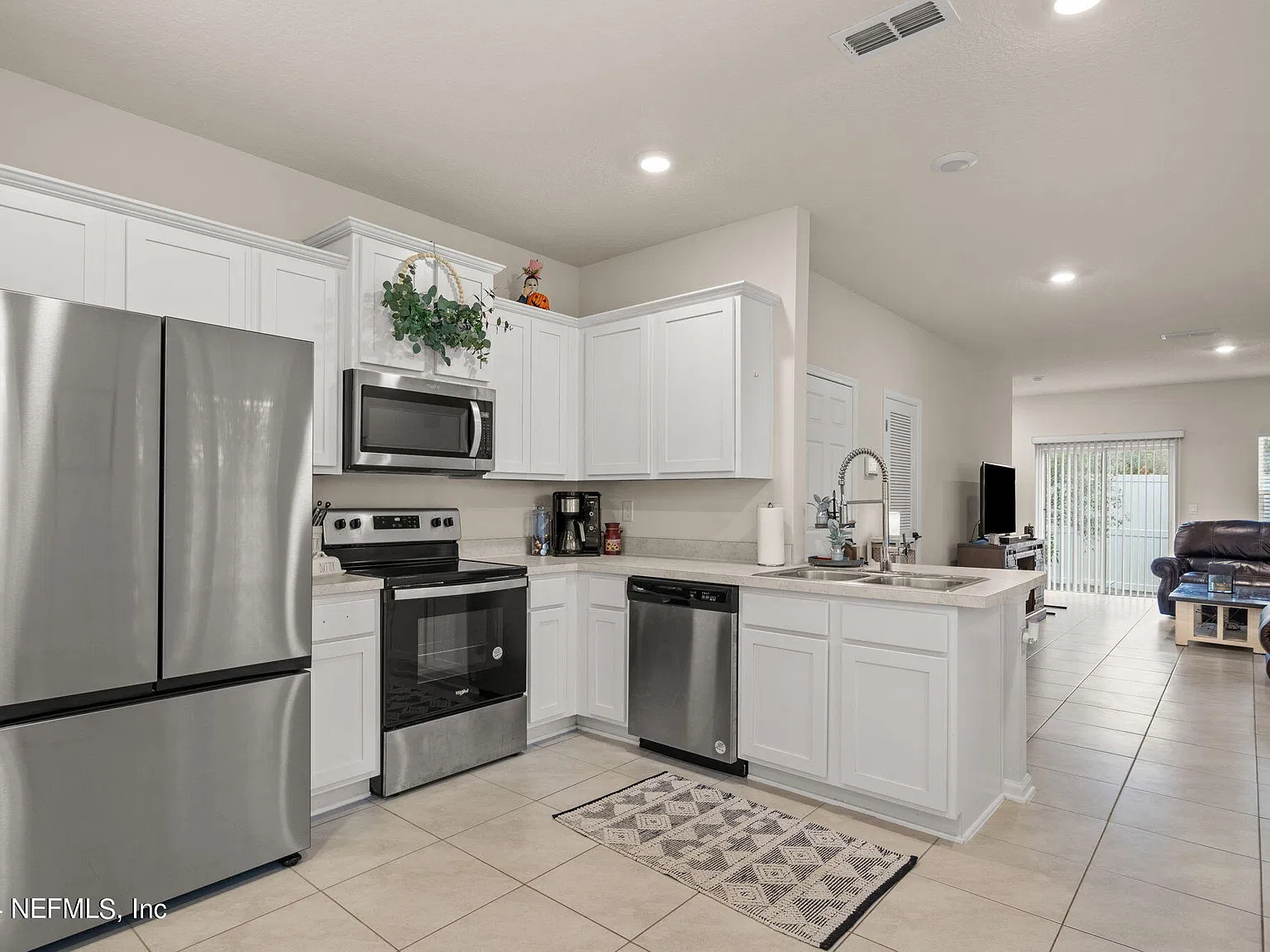 3 bed, 2.5 bath, 1492 sqft, $1,799 — Photo 3