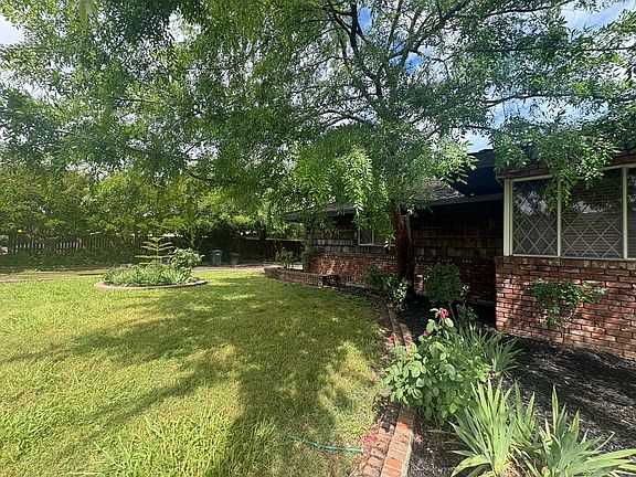4th image of 2511 Larkspur Ln
