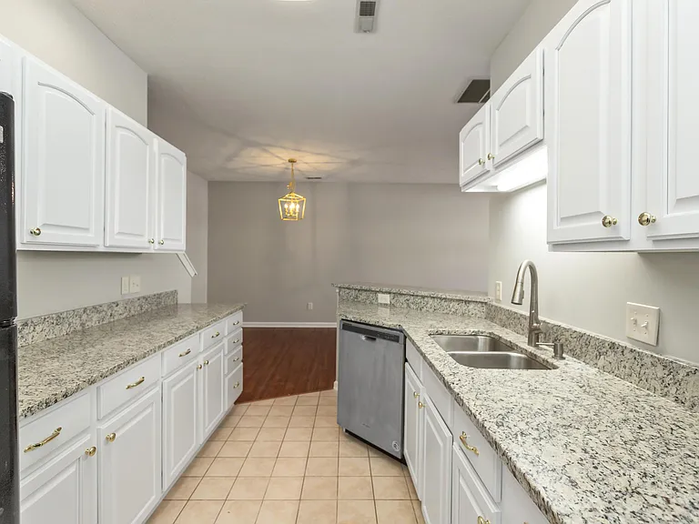 2218 Colfax Ln — Photo 9