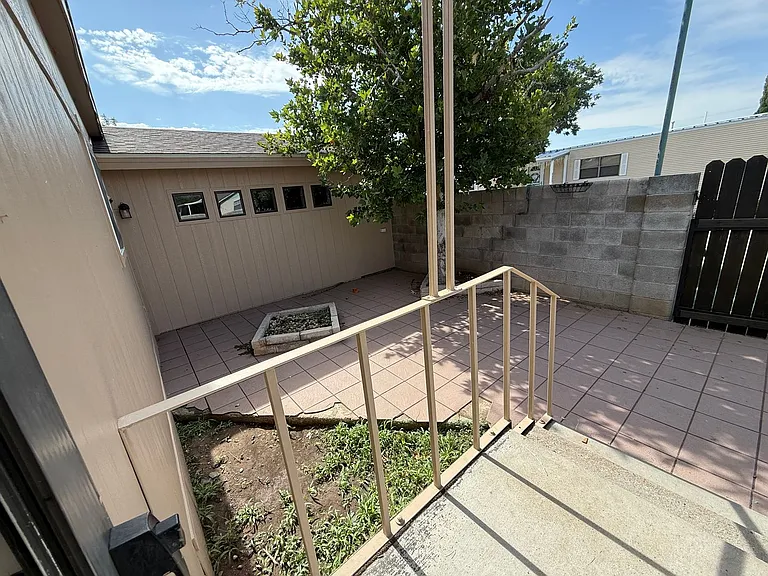 223 W Avenue J — Photo 12