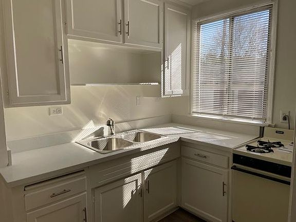 3rd image of 532 Rosemary Ln