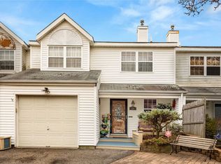53 Walnut St, Central Islip, NY 11722