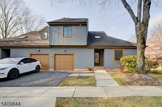 1st image of 4 Hawthorne Pl #4