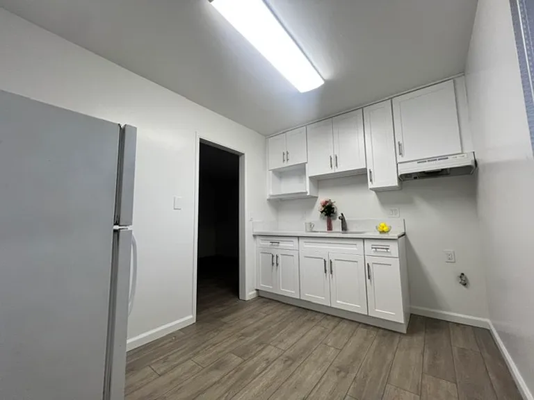 4006 Ingraham St #8 — Photo 8