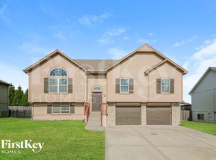 2004 Parkview Dr, Raymore, MO 64083