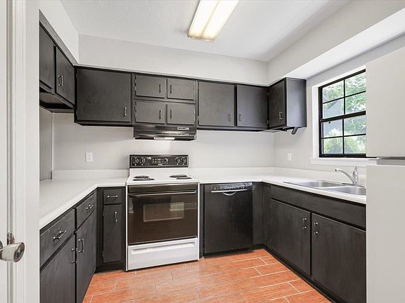 3rd image of 2949 Shamrock St #37