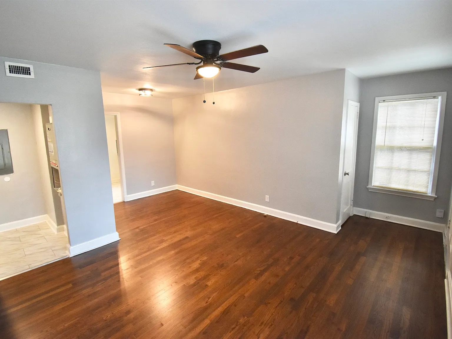 2 bed, 1.0 bath, 806 sqft, $1,200 — Photo 3