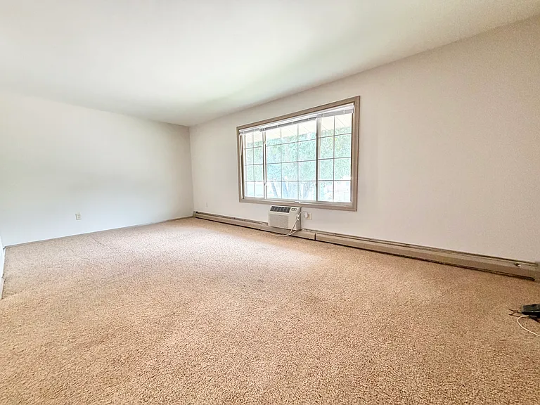 Middleton Commons — Photo 11