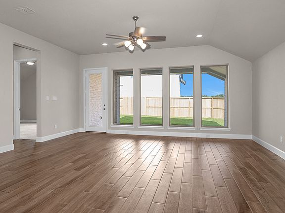 3rd image of 1402 Crest Dale Ln